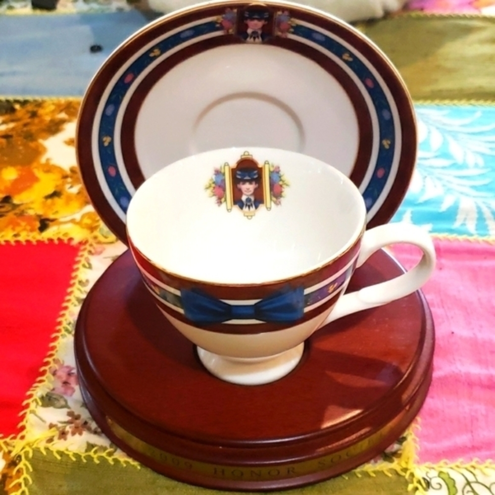 AVON 2009 HONOR SOCIETY CUP SAUCER WITH WOODEN STAND COLLECTIBLE